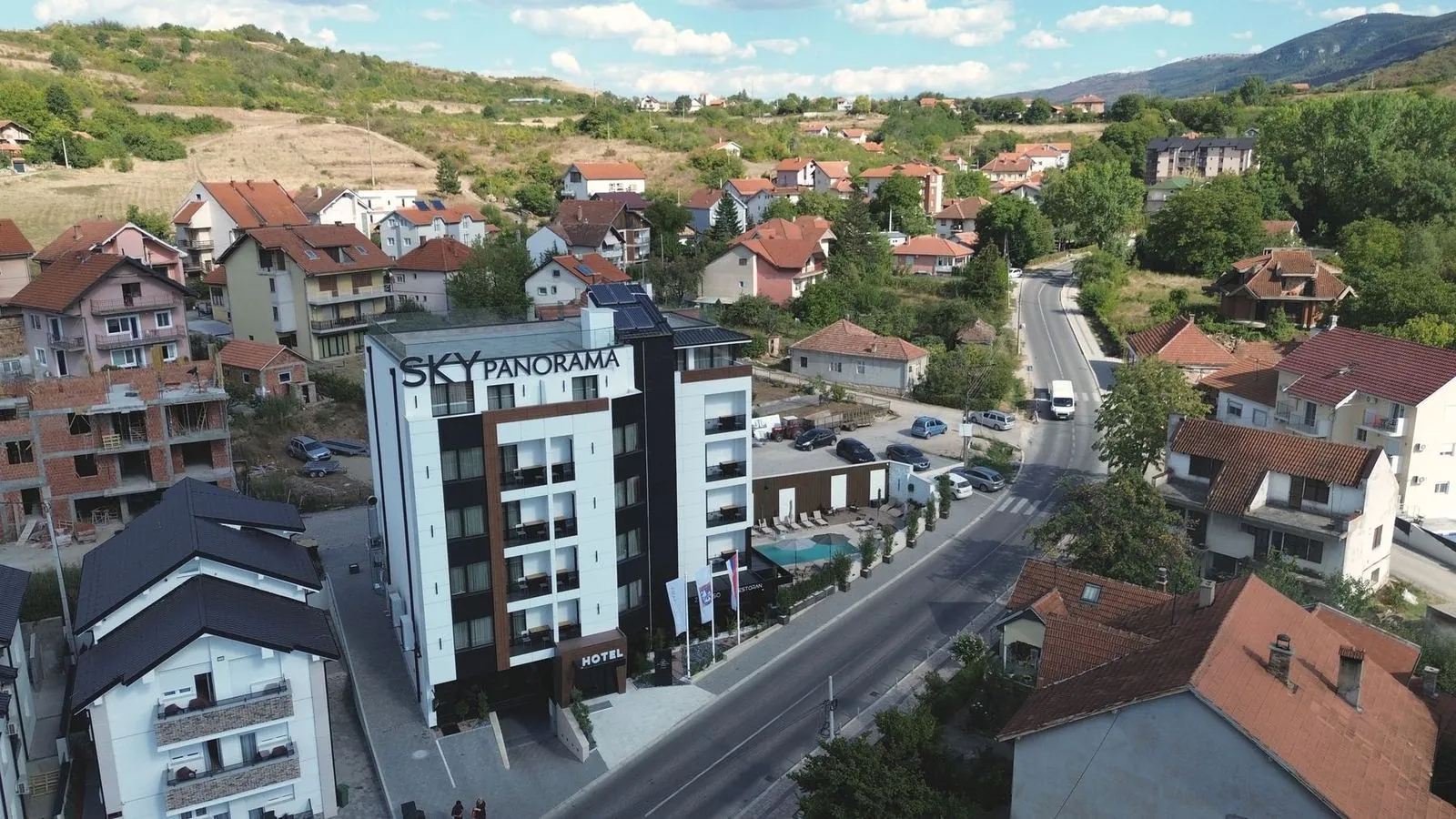 Hotel Sky Panorama iz vazduha, sa ulicom i brdima iznad Sokobanje